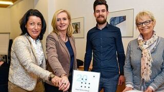 <p>Eine Torte und 17 500 Euro: Die Klaus-Tschira-Stiftung unterstützt die Bensheimer Christoffel-Blindenmission. Unser Bild zeigt (v.l.) Beate Spiegel, Geschäftsführerin der Tschira-Stiftung, Ilona Freudenreich (CBM), CBM-Projektleiter Oliver Neuschäfer und Jutta Ksionsek (Tschira-Stiftung).</p>