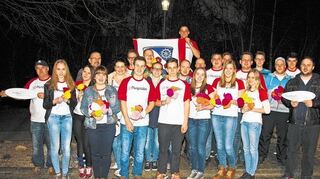 <p>Rund 2000 Rosen werden für den Umzug bei der Brennesselkerwe am 19. April benötigt. Die Kerwejugend bindet die Blüten aus Krepppapier.</p>