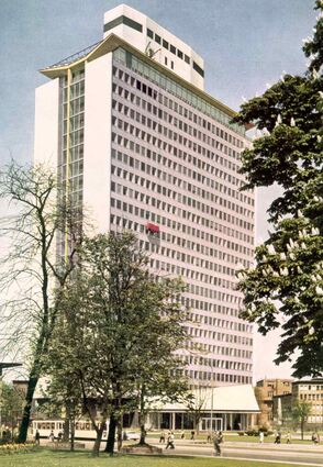 <p>Das Engelhorn-Hochhaus war 102 Meter hoch und hatte 28 Stockwerke, bis es 2014 abgerissen wurde.</p>