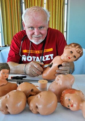 <p>Puppen-Notarzt Günter Geier macht "verletzte" Puppen und Teddys wieder heil. Momentan ist der 75-Jährige in Bensheim zu Gast.</p>