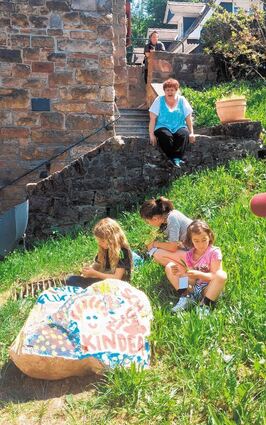<p>Der "Weg der Kinderrechte" an der OSO führt entlang bemalter Steine.</p>