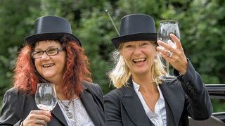 <p>Bester Laune: Kerweparrerin Katharina Rehse (rechts) und Mundschenk Sabina Roth beim Umzug durch Seidenbuch.</p>