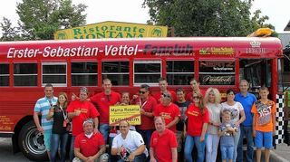 <p>Mit dem Vettelheim-Bus fuhren Mitglieder des Ersten Sebastian-Vettel-Fanclubs zum Großen Preis nach Monza. Für Wirtin "Mama Rosella" in Maranello gab es ein Ortsschild als Geschenk.</p>