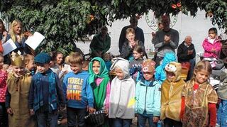 <p>Beim Herbstfest der Kita Friedensstraße drehte sich alles um die Kartoffel - LIeder, Bastelangebote und ein Theaterstück sorgten für viel Spaß.</p>