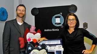 <p>Andrea Bienia hat sich in Lorsch mit einer Nähschule selbstständig gemacht. Jetzt ist die 46-Jährige Finalistin beim hessischen Gründerpreis. Jens Hohmann, Leiter des Gründerzentrums in Lorsch, hat sie dabei erfolgreich unterstützt.</p>