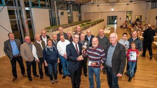 <p>Die Reisevereinigung Bergstraße hatte am Wochenende zur Brieftaubenausstellung eingeladen. Unser Bild zeigt Landrat Christian Engelhardt (v.l.), der den Pokal an Meister Konrad Laxy (Mitte) überreicht. Daneben Ausstellungsleiter Karlheinz Becker.</p>