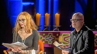 <p>Nuancenreich lasen Andrea Sawatzki und Christian Berkel in der Kirche Sankt Peter die Weihnachtsgeschichte von Charles Dickens.</p>