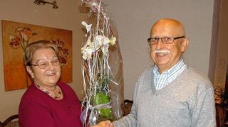 <p>Günter Volk dankte Erika Bickelhaupt mit einem Blumenstock.</p>