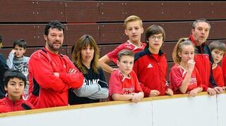 <p>Frank und Melanie Wilhelm (2. und 3.v.r.) sind maßgeblich daran beteiligt, dass drei Jugendteams des kleinen SV Schönberg bei der Stadtmeisterschaft mitspielten.</p>