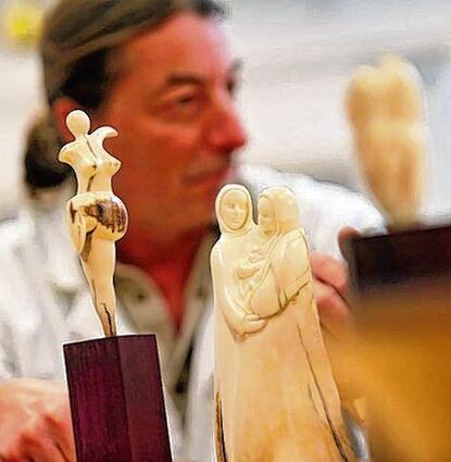 <p>Clara Hergenhahn (r.) wird Elfenbeinschnitzerin und gestaltet Figuren.</p>