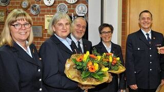 <p>Roland Ritter (rechts) ehrte vier Einhäuser Feuerwehrmusiker: Hubert Hahn, Claudia Schumacher, Markus Hahn und Martina Hillenbrand (von rechts).</p>