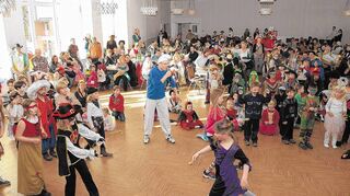 <p>Auch ein Kartoffel-Wettlauf gehörte zum bunten Programm, das die Bottschloren für die Kinderfastnacht im Halben Mond boten.</p>