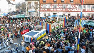 <p>Rund 40 000 Besucher werden auch heute wieder beim Lorscher Fastnachtszug erwartet. Der Gaudiwurm setzt sich um 14.11 Uhr in Bewegung.</p>