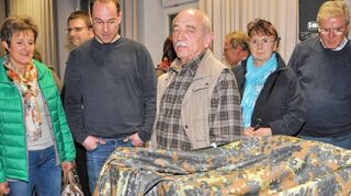 <p>Hein Diehl mit seinem Tarn-Zelt und der geschützten Kamera.</p>