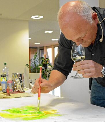 <p>Edle Tropfen als Augenweide: Sensorik-Experte Martin Darting übersetzte Weinaromen in Farben und Bilder.</p>