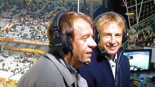 <p>Eines seiner größten beruflichen Highlights war für den Bensheimer Klaus Veltman (links) die Live-Berichterstattung bei der Fußball-Weltmeisterschaft 2010 in Südafrika, wobei Jürgen Klinsmann (rechts) sein Co-Kommentator war.</p>