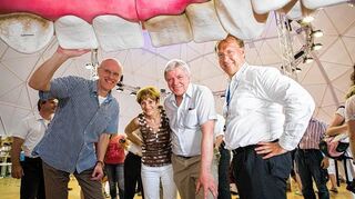<p>Blick in das mannshohe Mundhöhlen-Modell (von links): Sirona-Geschäftsführer Michael Geil, Ursula und Volker Bouffier sowie Thorsten Herrmann.</p>