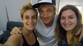 <p>Die BA-Redakeurinnen Marcella Märtel (l.) und Katrin Hoffmann interviewten Samu Haber von der Band Sunrise Avenue, die beim Hessentag auftrat.</p>