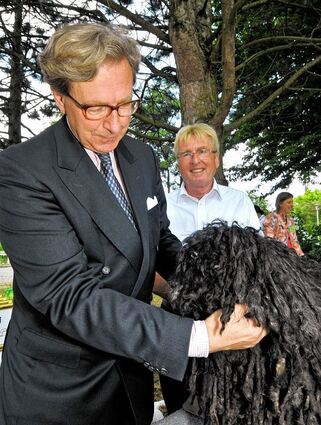 <p>Zuchtrichter Christofer Habig begutachtet einen Puli.</p>