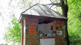 <p>Seit 100 Jahren ein Wahrzeichen von Elmshausen: das Selterswasserhäuschen am Höhenweg zwischen Bensheim und dem Felsberg.</p>