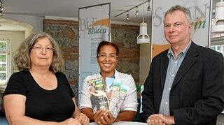 <p>Präsentierten den neuen Unterkunfts- und Gaststättenführer: Brigitte Zimmerman-Petrullat (Tourismus-Service Bergstraße), Denise Krimmelbein (Tourist-Info) und Raphael Schreiner, der an der Konzeption der Broschüre beteiligt war (v.l.).</p>
