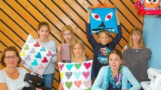 <p>Sie haben echte Unikate geschaffen: Während der Ferien bietet Andrea Bienia (links) einen Nähkurs für Kinder in Lorsch an.</p>