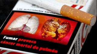 <p>Eine spanische Zigarettenpackung warnt: "Rauchen ruft tödlichen Lungenkrebs hervor", unterlegt mit dem Bild einer Raucherlunge.</p>