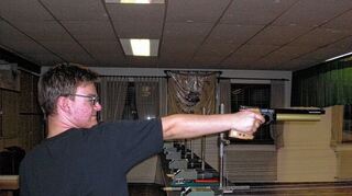 <p>Konzentration am Zehn-Meter-Schießstand: Jason Beyer.</p>