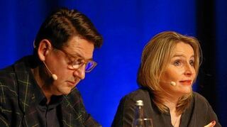 <p>Beim "Hate Slam" in der Alten Feuerwache trugen Redakteure des "Mannheimer Morgen" (hier Ralf-Carl Langhals und Angela Boll) Leserbriefe vor. Aber nicht alle Zuhörer fanden Gefallen an den Rahmenbedingungen des Abends.</p>