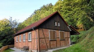 <p>Das Haus am Dorfplatz in Schönberg ist das Vereinshaus des dortigen Verschönerungsvereins.</p>