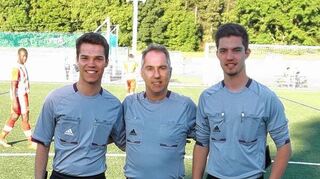 <p>Familienfoto der besonderen Art: Jörg Ballweg (Mitte) assistierte ausnahmsweise mal seinem Sohn Cristian (re.) bei der Leitung eines Spiels in der Fußball-Gruppenliga; Dritter im Bunde ist Assistent Jan Schröpel.</p>