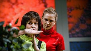 <p>Kämpferinnen gegen die Bedeutungslosigkeit: Szene mit Ragna Pitoll (li.) als Mutter und Sabine Fürst.</p>