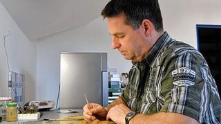 <p>Anton Asanger entwirft einen Schoko-Hasen.</p>