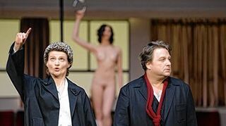 <p>Sophie Marilley (l.) und Marc Laho in der Rolle Hoffmanns.</p>