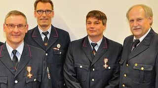 <p>Kreisbrandinspektor Wolfgang Müller (rechts) zeichnete Gerhard Vogel, Johannes Dewald und Michael Angert (von links) aus.</p>