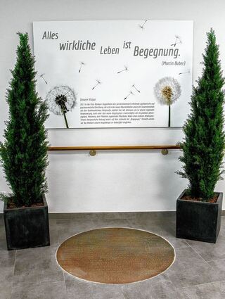 <p>Gedenktafel am Eingang zur Vitos-Klinik in Heppenheim.</p>