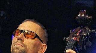 <p>Der Bandchef von Perfektomat: Bassist Joscha Oetz.</p>