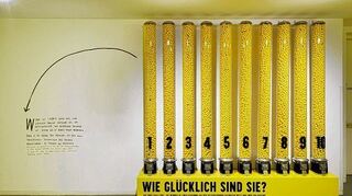 <p>In Frankfurt als Messlatte für Wohlgefühl im Einsatz: Stefan Sagmeisters Kaugummi-Röhren im Museum Angewandte Kunst.</p>