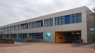<p>An der Geschwister-Scholl-Schule in Bensheim wurde ein Schriftzug entdeckt, der eine Bedrohung für kommenden Montag ankündigt.</p>