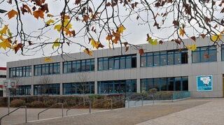 <p>An der Geschwister-Scholl-Schule in Bensheim wurde ein Schriftzug entdeckt, der eine Bedrohung für kommenden Montag ankündigt. Die Polizei ermittelt.</p>