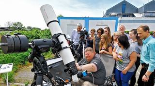 <p>Hobby-Astronom Henry Schäf beobachtete am Montag auf dem Gelände der Firma HTV den Merkur-Transit.</p>