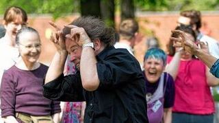 <p>Beim Lachen gibt es nichts zu überlegen: Es platzt einfach aus einem heraus, sagt Lach-Experte Lenz Prütting. Das Bild zeigt Teilnehmer einer Lachyoga-Veranstaltung in Berlin.</p>