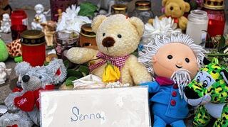 <p>Trauernde legen vor dem Haus der Familie Blumen, Kuscheltiere und Briefe ab und zünden Kerzen an.</p>