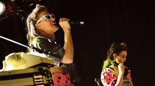 <p>Die Schwestern Sierra und Bianca Casady in der Alten Feuerwache.</p>