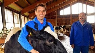 <p>Thomas Maas (links) und sein Vater Friedrich im Stall des Familienbetriebs mit seinen 72 Kühen. Alleine mit dem Milchgeschäft könnte der Hof nicht überleben.</p>