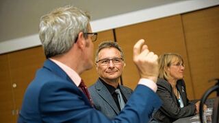 <p>Staatssekretär Dreiseitel im Gespräch mit Landrat Engelhardt (links).</p>
