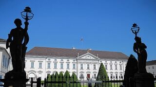 <p>Mit Joachim Gaucks Verzicht auf eine zweite Amtszeit als Bundespräsident ist der Wettbewerb eröffnet, wer 2017 in das Schloss Bellevue in Berlin als Amtssitz des Präsidenten einziehen wird.</p>