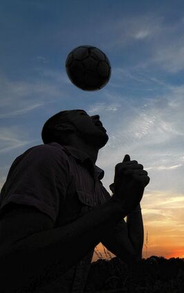<p>Fußball braucht Köpfchen - und auch viele Geistesgrößen lieben ihn.</p>