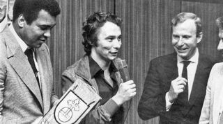 <p>Von links nach rechts: Boxer Muhammad Ali, Sportkorrespondent Ben Wett, der Chef der Wild-Werke, Hans-Peter Wild, und der damalige Eppelheimer Bürgermeister, Hugo Giese. Ali zeigte sich verwundert über Gieses Geschenk, einen Dachziegel.</p>