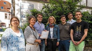 <p>Bei der Verleihung des Sozialpreises der Jusos Bergstraße an den Verein Frauenhaus (von links): Tina Rüger, Vereinsvorsitzende Christine Klein, Juso-Chef Marius Schmidt, Alicia Hanf, Philip Ullmann, Axel Tzschentke und Aron Hellmuth.</p>